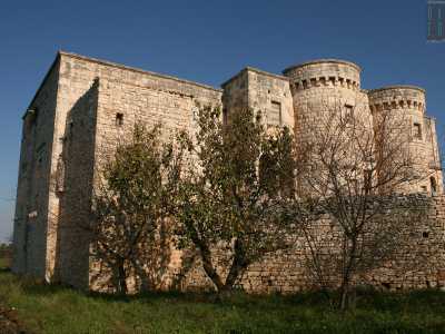 La masseria � abbandonata perlomeno da cinquant�anni e seppur circondata da un recinto pentagonale in pietra, � spesso preda di visite non desiderate